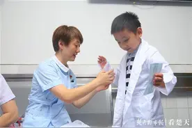 穿上白大褂戴上听诊器，25名小朋友体验医生的日常图片