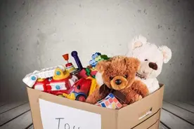 孩子玩具乱扔乱丢怎么办？父母以身作则，3招带孩子学会整理玩具图片