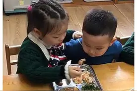 可爱，龙凤胎宝宝共吃一份饭，姐姐吹凉了喂弟弟，弟弟顶脑门感谢图片