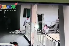 四川巴中某中学阳台栏杆突然断裂，两学生1死1伤视频封面
