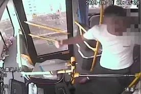 错过站台要求停车遭拒，乘客踹车门打司机视频封面