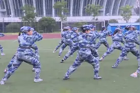 有吃苦才有进步！首批00后大学生军训生活什么样：三瓶防晒霜起步视频封面