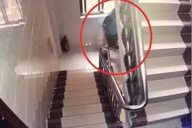 深圳一外卖小哥楼道里大便，称肚子不适，已被“饿了么”永久拉黑视频封面