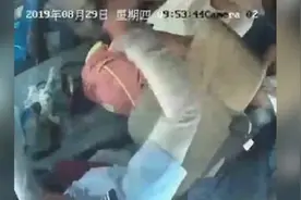 “喇叭声吓到孙子”，安徽一女子持伞抽打公交司机被拘视频封面