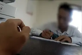 男子冒用朋友驾照，憋半天不会写名字露馅视频封面