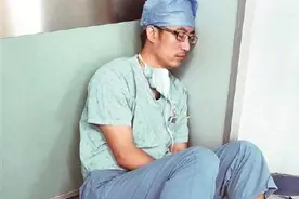 最帅睡姿！医生连做7台手术后，累得靠墙睡着图片