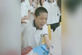 快点，我求你了！高一男生体检抽血，吓成表情包，身后同学笑翻了视频封面