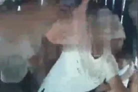 在场｜喇叭吓到孙儿，女子持伞抽女司机视频封面