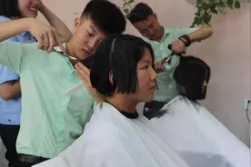 警校新生扎堆剪发，理发师忙到没空吃饭视频封面