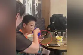 10岁男孩为打游戏，奶奶全程喂饭，网友：你的溺爱正在毁掉下一代图片
