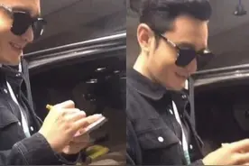 路人偶遇黄晓明要求在baby照片签名 晓明面露笑容图片