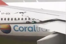 俄航飞往北京航班发生机翼碰撞，破损零件散落：系牵引车操作不当视频封面