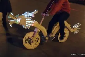 男子用两万多根雪糕棍做“中国龙”自行车视频封面