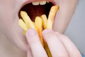 10年只吃垃圾食品，英国男孩双目失明