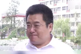 关怀学生！扬州大学一新生患病需冷藏药品，学校为其提供冰箱视频封面