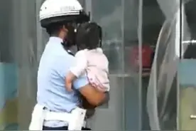两岁女娃误食大量咀嚼片 热心交警及时开出“生命通道”视频封面