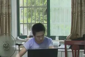 励志！高考596分，脑瘫男孩考上大学，爸爸直接辞职陪儿子读书视频封面