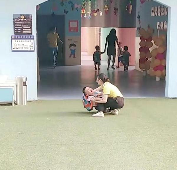开学第一天，幼儿园上演“神庙大逃亡”，网友笑翻：老师辛苦了