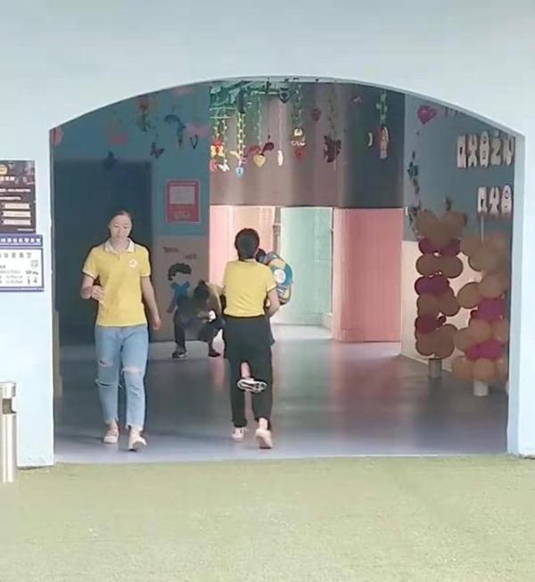 开学第一天，幼儿园上演“神庙大逃亡”，网友笑翻：老师辛苦了
