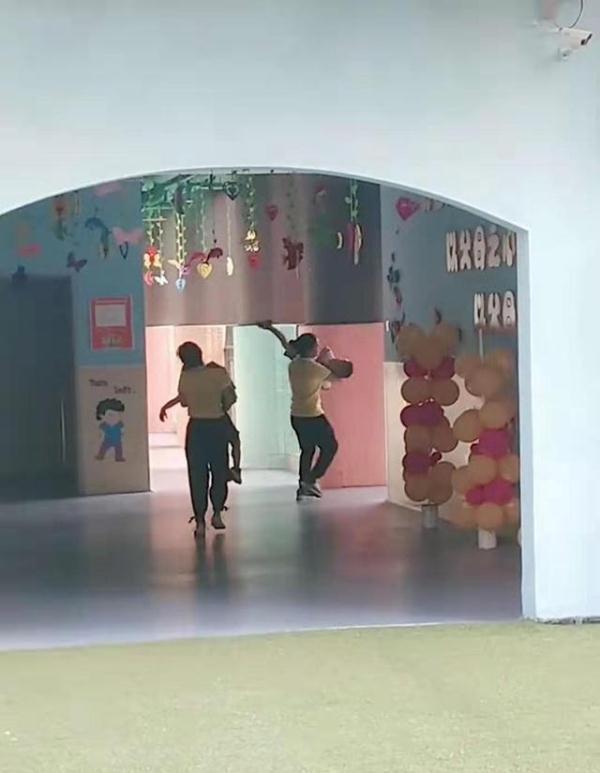 开学第一天，幼儿园上演“神庙大逃亡”，网友笑翻：老师辛苦了