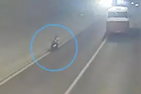 两女子骑电动车跟着导航上高速，掉头逆行视频封面