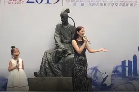 成都萌娃搭档俄罗斯美女 在杜甫草堂唱《成都》视频封面