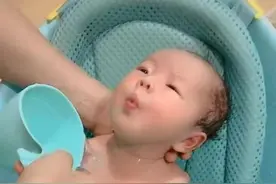 妈妈给宝宝洗澡，宝宝享受的表情萌翻了，网友：这是在酝酿粑粑吧图片