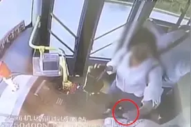 大连一女子在公交车内因未及时下车，怒打司机，警方：已被刑拘视频封面