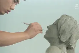 这不是生产车间 是雕塑家们在创作视频封面