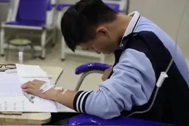 暑假贪玩成绩“断崖式”下滑 初二男孩边输液边写作业：学习靠自觉，不想丢人视频封面