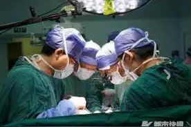 女子怀双胞胎却小肠坏死险些丧命，51岁母亲割肠救女图片