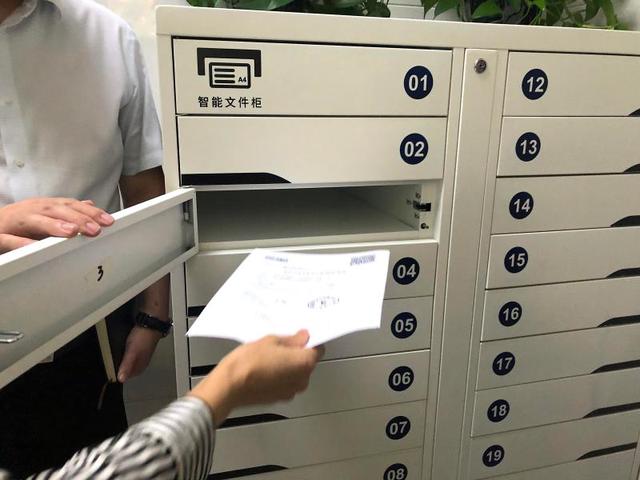 银行也能办社保？在上海徐汇这家银行网点，能办673项政务服务……