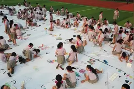 300学生巨幅画布上绘老师：你最美视频封面
