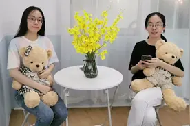 双胞胎姐妹从小到大隔壁班，大学再续缘视频封面