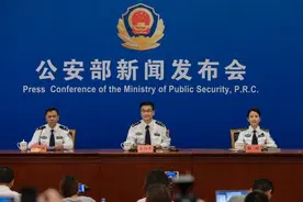 公安部答澎湃：入境人员申领临时驾驶许可将免体检、延期限图片