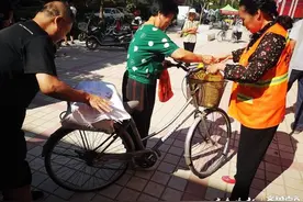 菏泽南平花园小区用公共收益给业主发放礼品图片