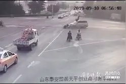 惊魂瞬间！泰安天平创业路路口，摩托车被轿车瞬间撞飞图片