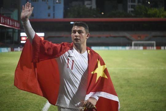 国足“新人”艾克森梅开二度闪耀全场 世预赛中国5：0完胜马尔代夫