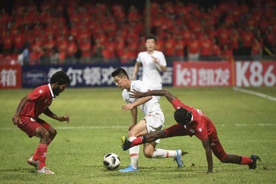 国足“新人”艾克森梅开二度闪耀全场 世预赛中国5：0完胜马尔代夫