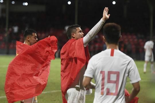 国足“新人”艾克森梅开二度闪耀全场 世预赛中国5：0完胜马尔代夫