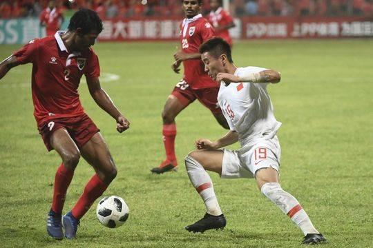 国足“新人”艾克森梅开二度闪耀全场 世预赛中国5：0完胜马尔代夫