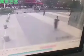 又见高空坠物！太原一女子被2米长铁板砸中当场身亡视频封面