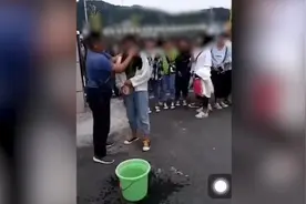 中学回应提水桶给女生卸妆：方法有点过视频封面