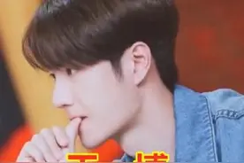 明星“小怪癖”，王一博吃手，热巴舔口红，肖战不愧是今夏人气王图片