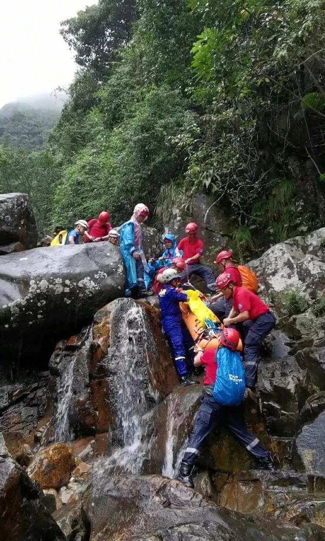 争议声中的民间救援：两位蓝天救援队员命陨白马山