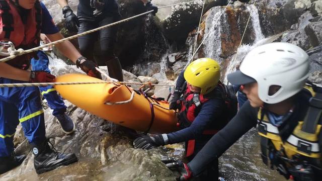 争议声中的民间救援：两位蓝天救援队员命陨白马山