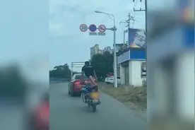 男子跪骑摩托找刺激，交警：车神被拘了视频封面