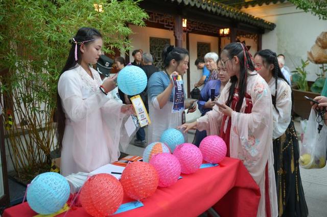 中秋小长假沪上公园热闹：古猗园夜景首次亮相、20位宝宝“轻功水上漂”