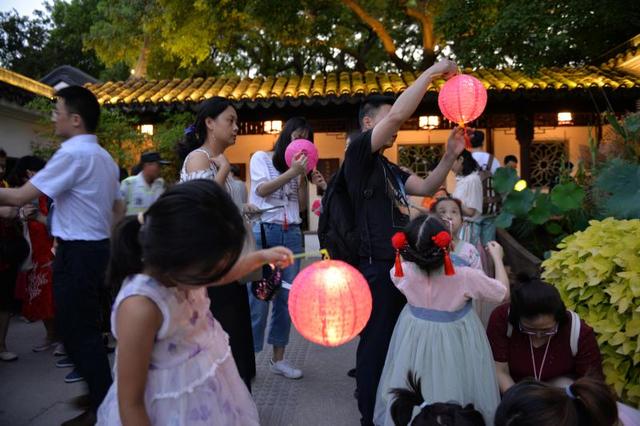 中秋小长假沪上公园热闹：古猗园夜景首次亮相、20位宝宝“轻功水上漂”