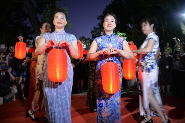 中秋小长假沪上公园热闹：古猗园夜景首次亮相、20位宝宝“轻功水上漂”